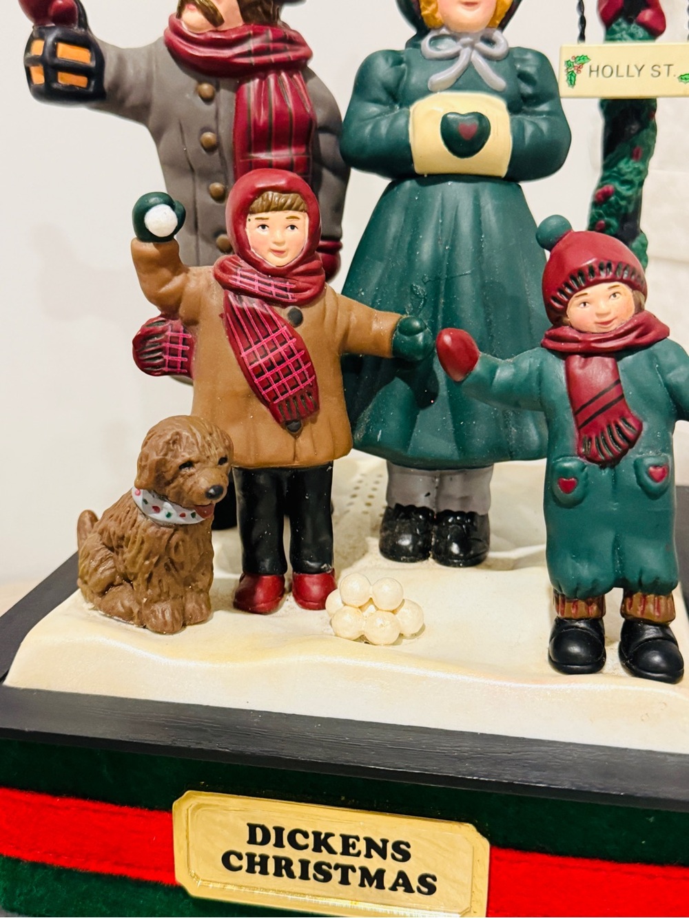 Vintage 1990 Dickens Family Light-Up & Musical Christmas Display Smile Ind. Ltd. - Picture 10 of 13